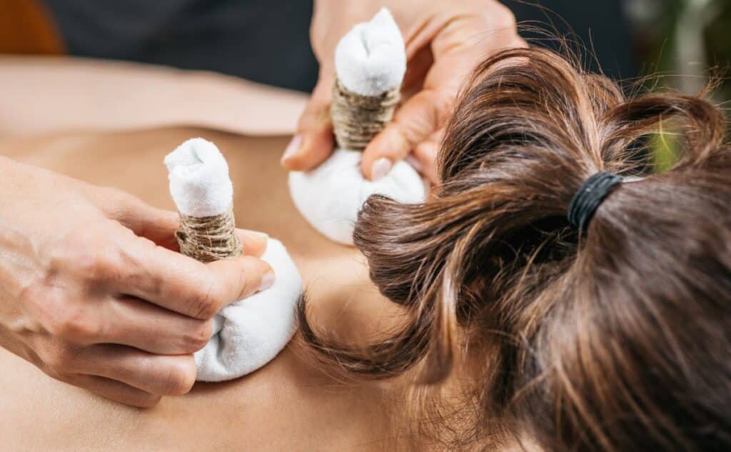Podikizhi - celotelová masáž bylinnými batôžtekmi - 60 min